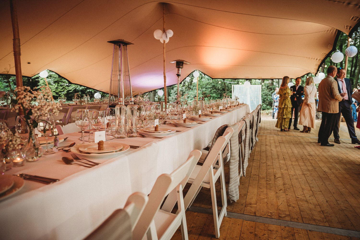 Huwelijk dinertafel setting onder tent